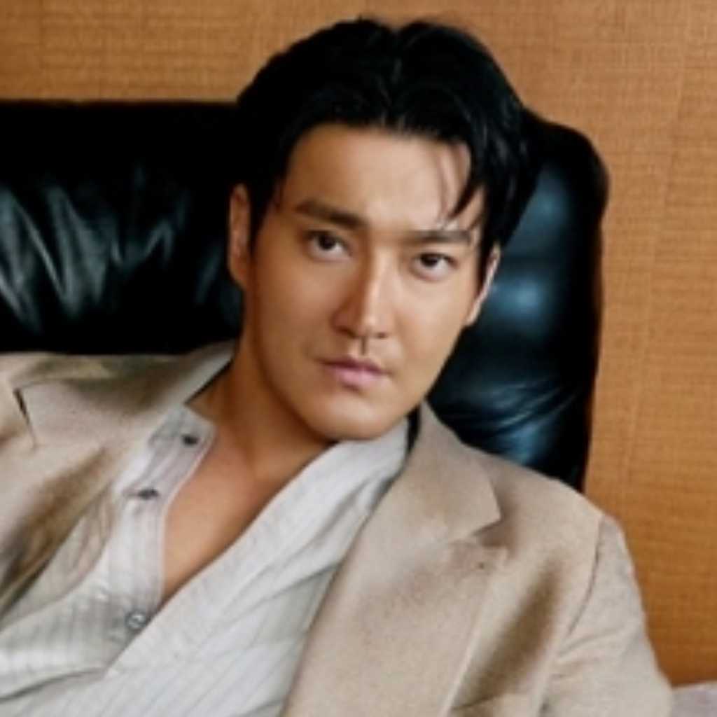 SUPER JUNIOR シウォン、「ESQUIRE HONG KONG」のカバーに登場！多彩なスーツルックに注目