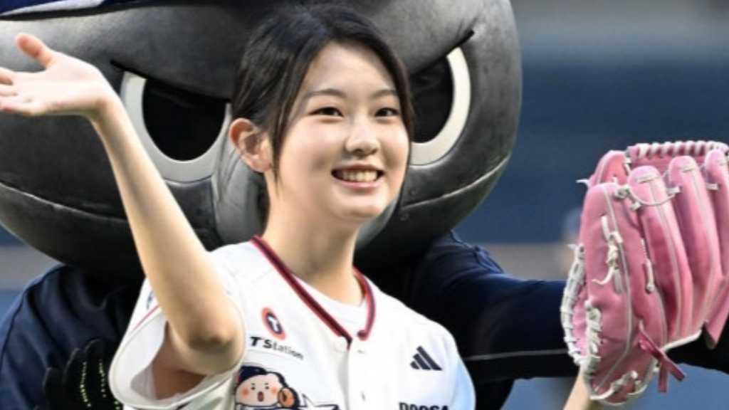 【PHOTO】ソ・スミン、始球式に登場…キュートなユニフォーム姿