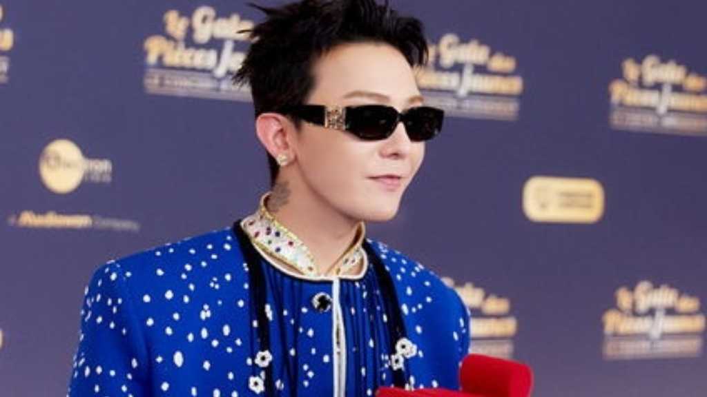 G-DRAGON、パリのチャリティイベントでコラボステージを披露！センスあふれる衣装も話題に