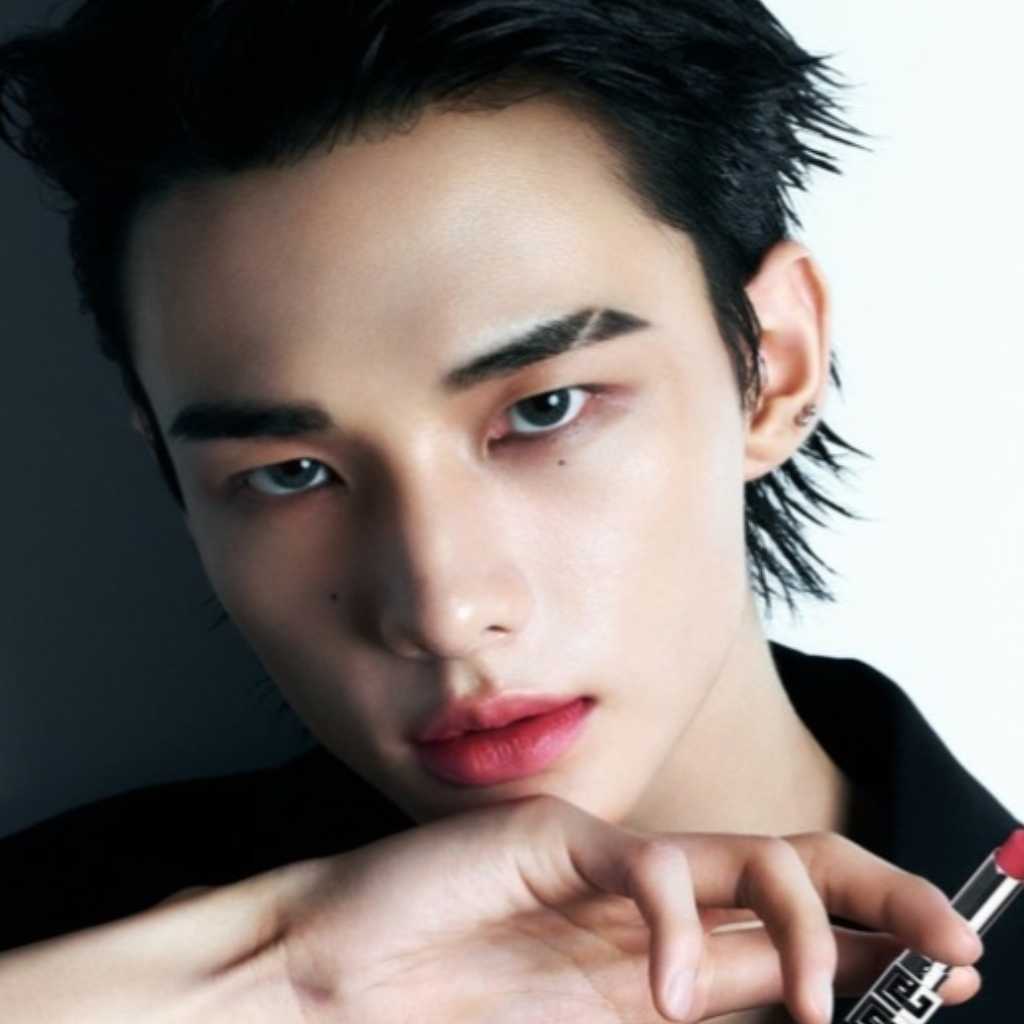 Stray Kids ヒョンジン、赤リップ映える洗練ビジュアルに反響!ファッション誌で見せたモードな美しさ