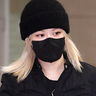 【PHOTO】BLACKPINK ロゼ、イギリスでのスケジュールを終え韓国に到着…クールなブラックファッション（動画あり）