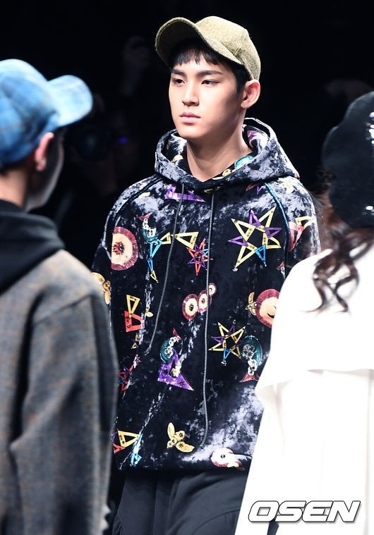 Photo Seventeen ミンギュ ソウルファッションウィーク ランウェイに登場 Kstyle Photo Seventeen ミンギュ ソウルファッションウィーク ランウェイに登場 Kstyle