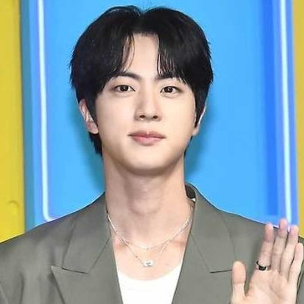 BTS ジン、選挙の投票所に訪れた近況がキャッチ…ファンや報道陣に向けて挨拶も