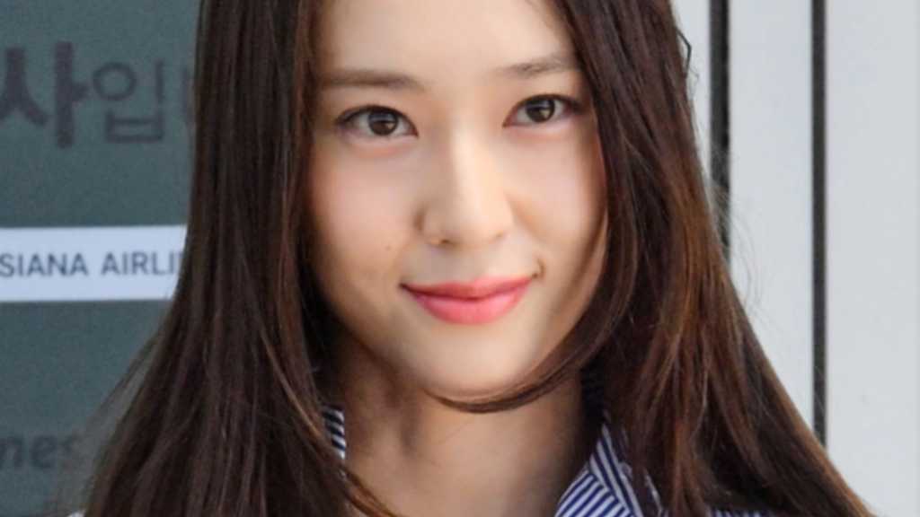 【PHOTO】f(x) クリスタル、靴が脱げるハプニングも！？海外スケジュールのためイギリスへ出国（動画あり）