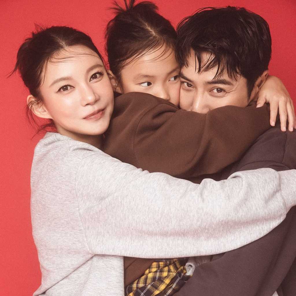 チュ・サンウク＆チャ・イェリョン夫妻の娘インナちゃん、グラビアで顔を初公開！家族写真に反響続々