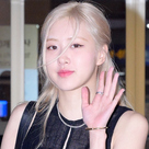 【PHOTO】BLACKPINK ロゼ、海外スケジュールのためアメリカへ出国(動画あり)