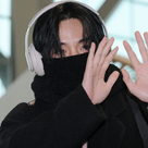 【PHOTO】BTSのV、海外スケジュールのためイギリスへ出国…手を振って挨拶（動画あり）