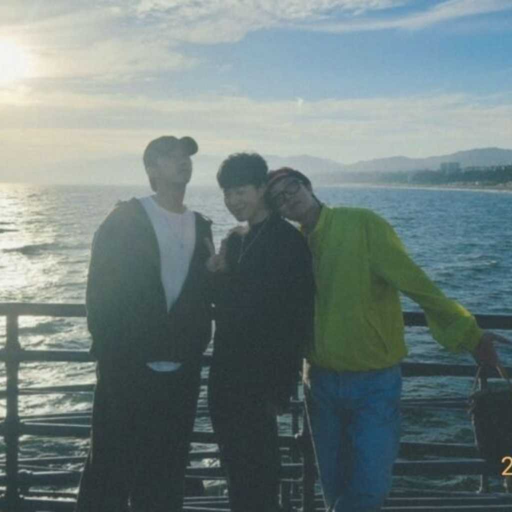 BTS ジミン、RM＆J-HOPEと海辺で仲睦まじい3ショット公開「ちょっとおじさんっぽい？」