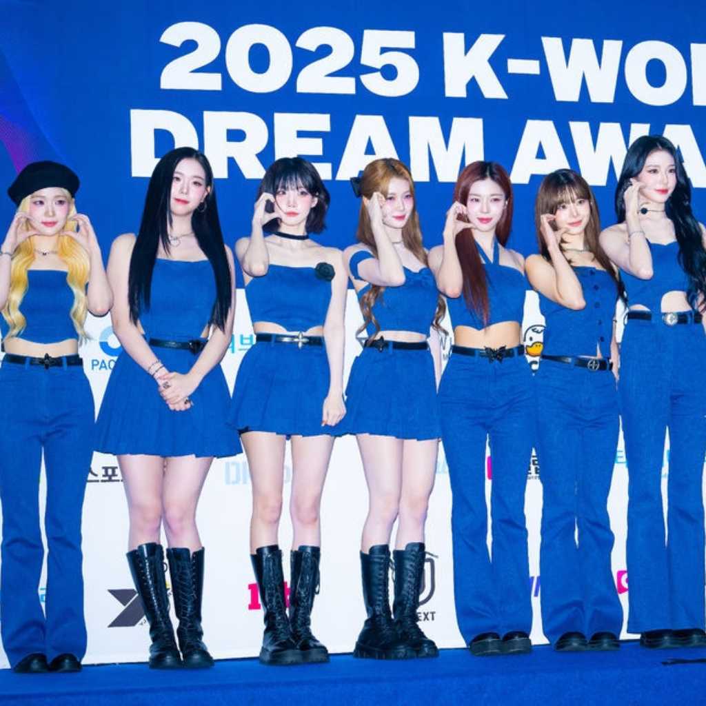 【PHOTO】tripleS「2025 K-WORLD DREAM AWARDS」ブルーカーペットに登場