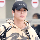 【PHOTO】パク・ボゴム、海外スケジュールを終えてフランスから帰国…CELINEのアイテムを着用して登場