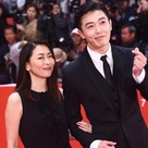 【PHOTO】中山美穂＆キム・ジェウク「釜山国際映画祭」レッドカーペットに腕を組んで登場