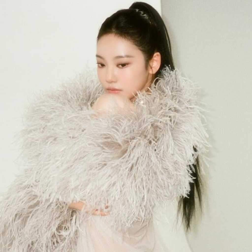 aespaのNINGNING、大胆なシースルードレス姿を披露！美しいボディラインに視線釘付け