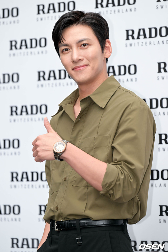 PHOTO】チ・チャンウク、時計ブランド「RADO」のイベントに出席…愛嬌たっぷりの笑顔で挨拶 - Kstyle