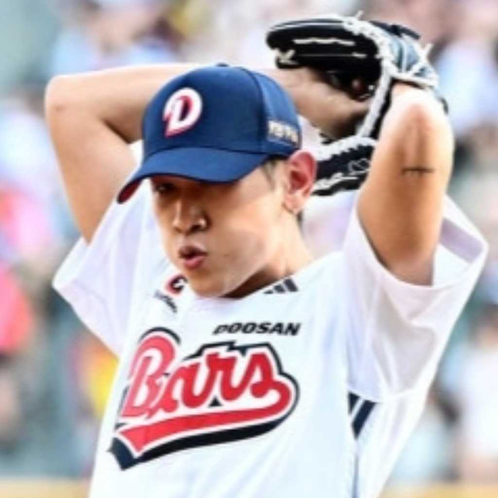 【PHOTO】CRUSH、始球式に登場…真剣な表情