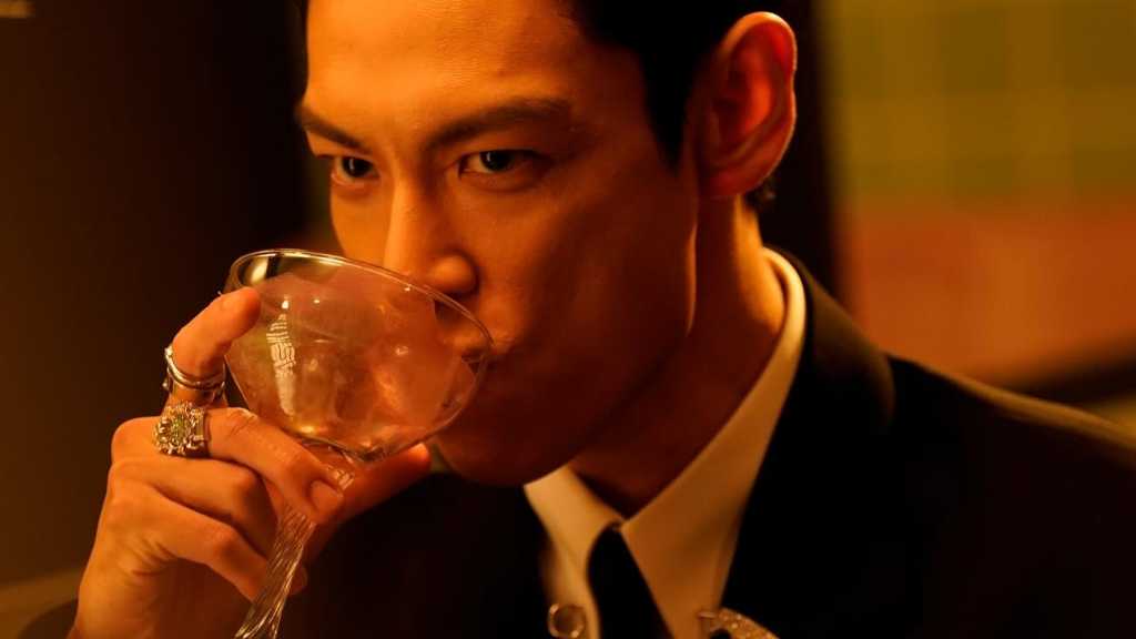 BIGBANG出身T․O․P、新曲MVのスチールカットを公開…グラス片手に強烈な眼差し