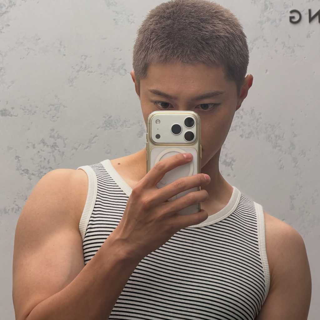クァク・ドンヨン、入隊控え茶髪坊主に！写真を続々公開「ゴールドキウイの短い人生」