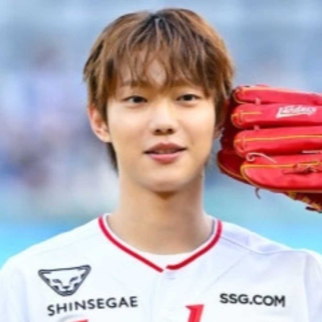 【PHOTO】SM所属の若手俳優チョ・ジュニョン、始球式に登場…爽やかなユニフォーム姿