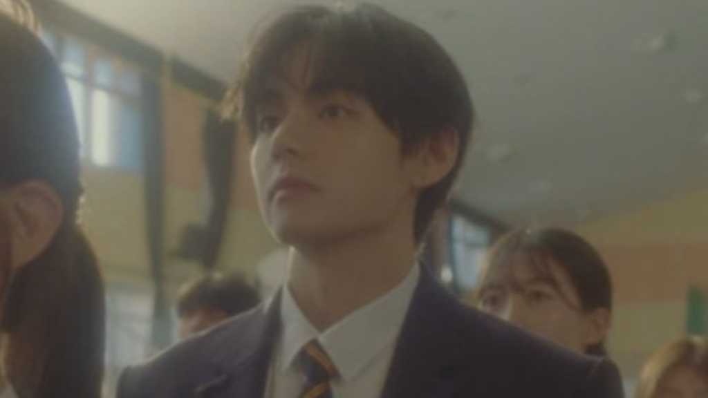 BTSのV、制服姿にファン歓喜!初恋のときめきを込めた演技&ビジュアルに注目(動画あり)
