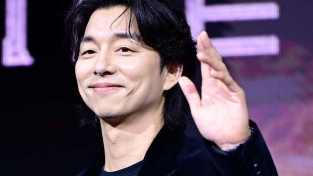 コン・ユ、大急ぎで出国？空港でパスポートを落とすハプニングも…近況ショットが話題に