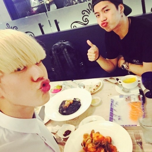 Got7 ジャクソン ユギョムとの仲睦まじい写真を公開 卒業写真の日 Kstyle