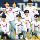 【PHOTO】OMEGA XのXEN、始球式に登場…メンバー全員でパフォーマンスも披露