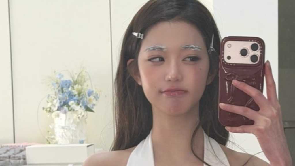 IVE ウォニョン、眉毛を脱色中?キュートな表情に注目…撮影ビハインドカットを公開