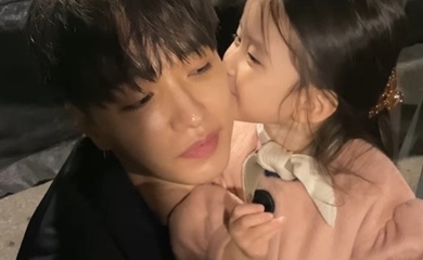 Simon D、公演会場を訪れた姪との記念ショットを公開…可愛らしいキスも