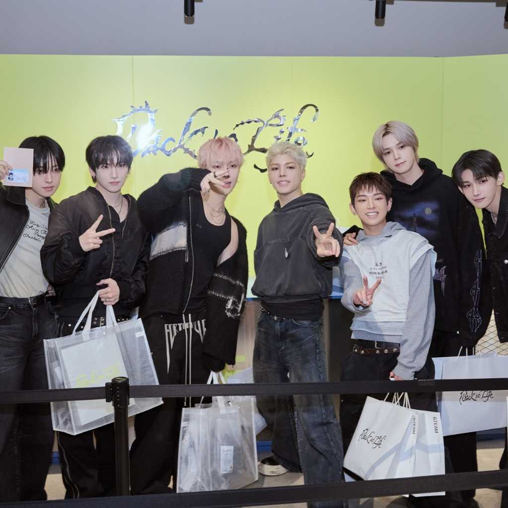 &TEAM、韓国のポップアップを訪問!買い物やフォトスポットを満喫…店内の壁にサインも