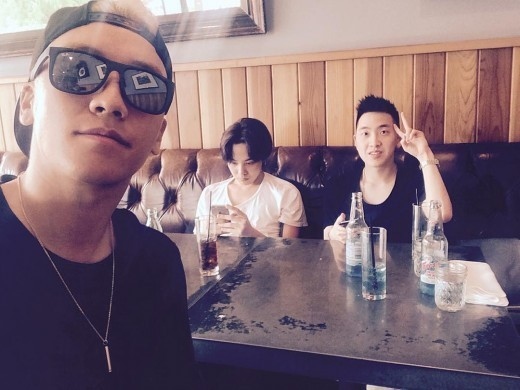 Bigbangのv I G Dragonと一緒にアメリカでランチ 余裕たっぷりの笑顔 Kstyle