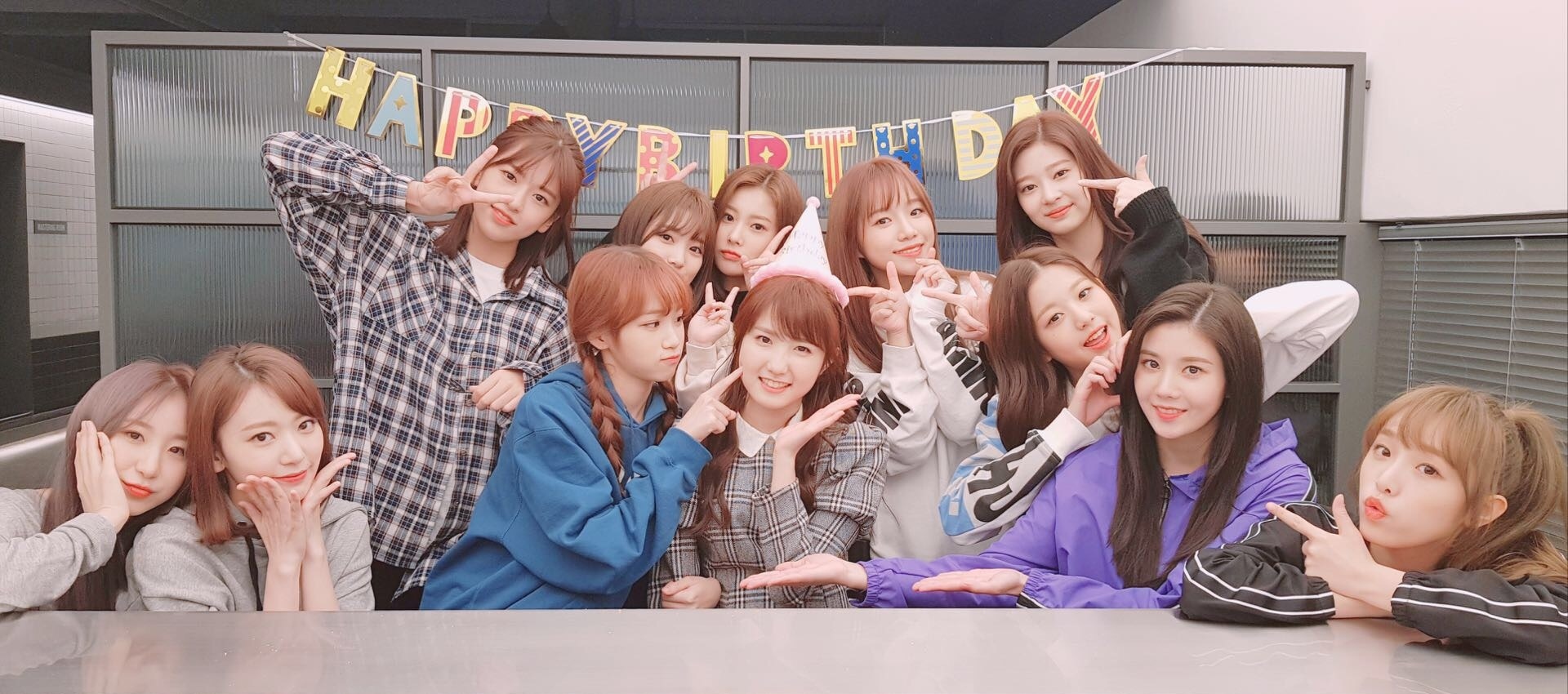 IZ*ONE 本田仁美、誕生日を迎えメンバー全員で祝福…初めての始球式の感想も（動画あり） - Kstyle