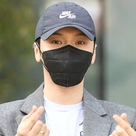 【PHOTO】ピョン・ヨハン、ラジオ出演のため放送局へ…様々なハートポーズを披露（動画あり）