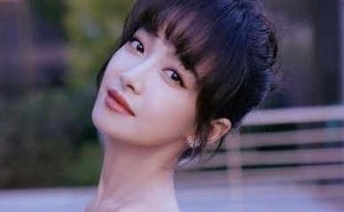 f(x) ビクトリア、魅力的なドレス姿を公開…スリムなボディラインに驚き