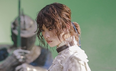 平手友梨奈、HYBE IMの新作RPG「星になれ ヴェーダの騎士たち」新CMのメイキング＆インタビューを公開