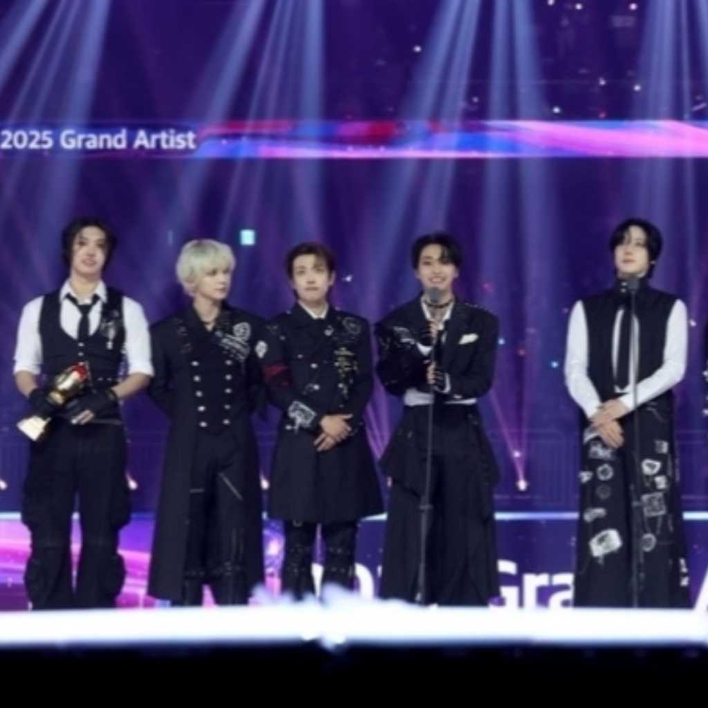 ATEEZ、BOYNEXTDOOR「2025 KGMA」で大賞を受賞!ファンに感謝“心から愛してる”(総合)