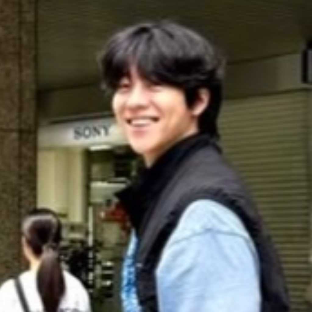 チェ・ジョンヒョプ、日本の街中で撮った写真を公開！爽やかな笑顔に釘付け