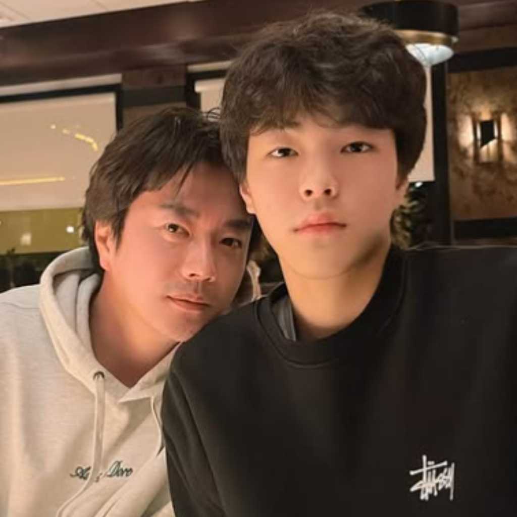 クォン・サンウ、そっくりな息子とのツーショットが話題…父親譲りのビジュアルに注目