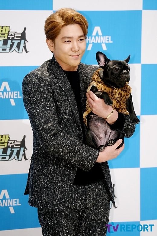 Photo Super Junior カンインら 犬に餌をあげる男 記者懇談会に参加 愛犬と仲良く登場 Kstyle
