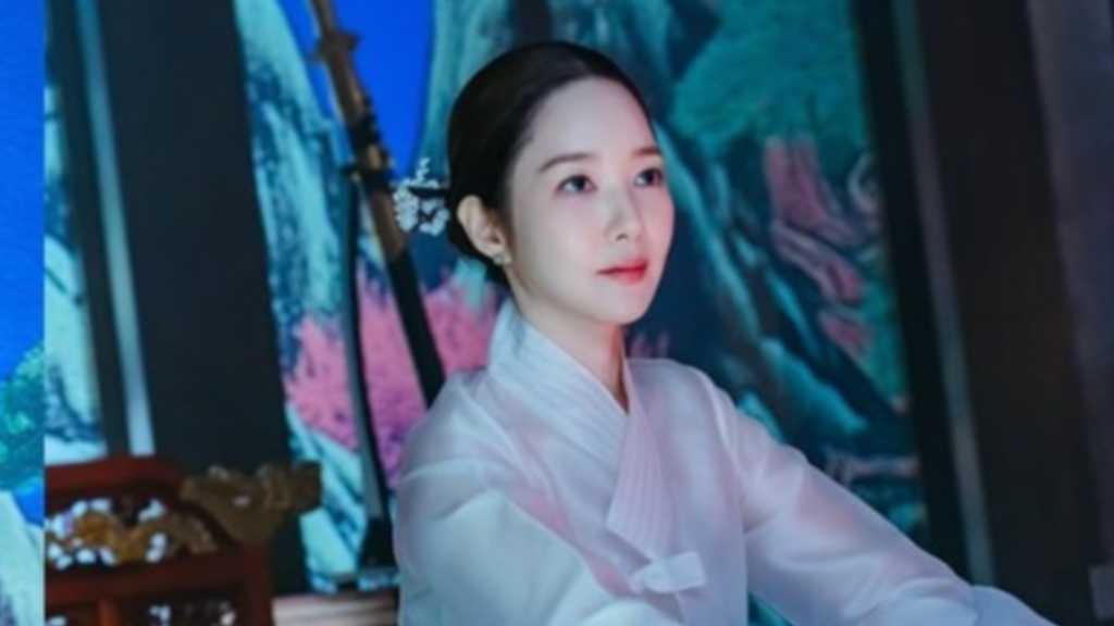 パク・ミニョン、美しすぎる韓服姿で登場！「コンフィデンスマンKR」怪しげな場面写真で高まる期待