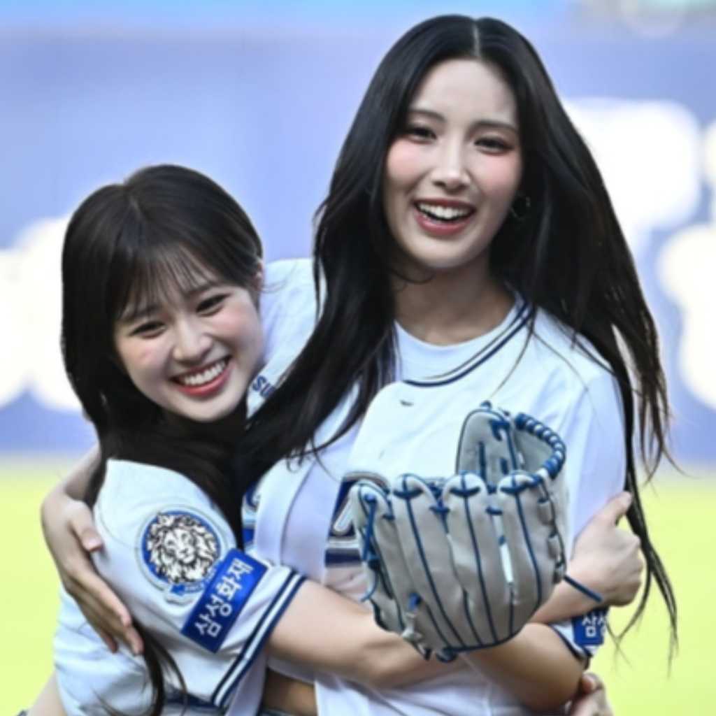 【PHOTO】LIGHTSUM チョウォン＆ナヨン、始球・始打式に登場…仲睦まじいハグも