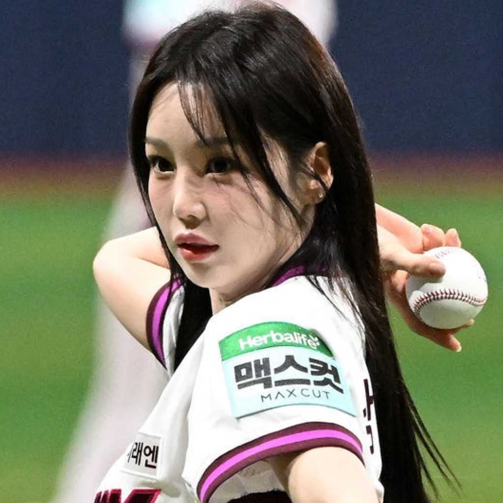 【PHOTO】ナム・ギュリ、始球式に登場…美しいユニフォーム姿