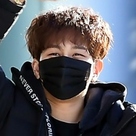 【PHOTO】キム・スチャン、ラジオ番組の収録に参加…手を振って挨拶