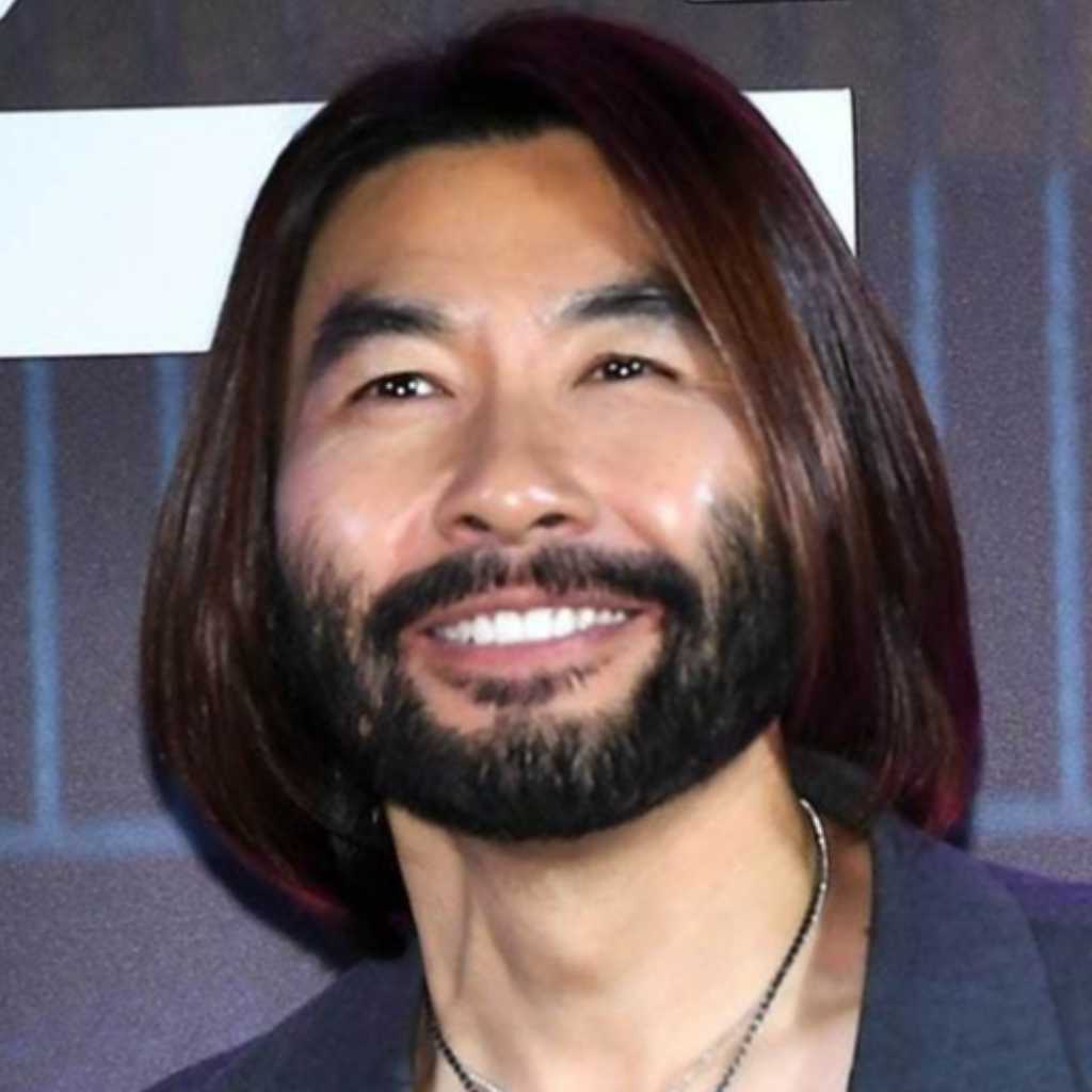 ノ・ホンチョル、ライオンとの写真が議論に…「動物虐待」の声にアフリカの業者や旅行会社が釈明