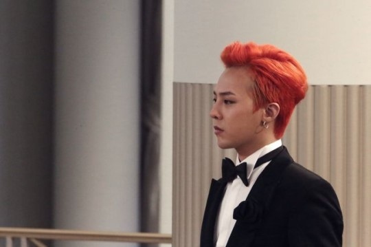 Bigbangのg Dragon 赤い髪に黒スーツ シャネルショーで強烈な存在感を放つ Kstyle