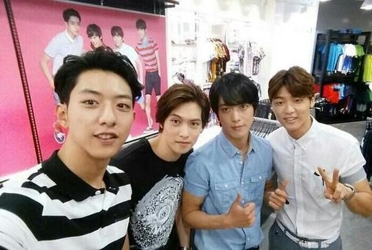 Cnblue イ ジョンシン 済州島でメンバーたちと 久々のサイン会 Kstyle