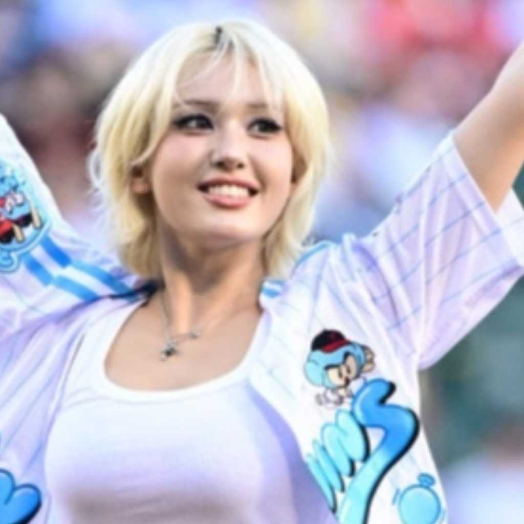 【PHOTO】チョン・ソミ、始球式に登場…スリムなスタイルに注目