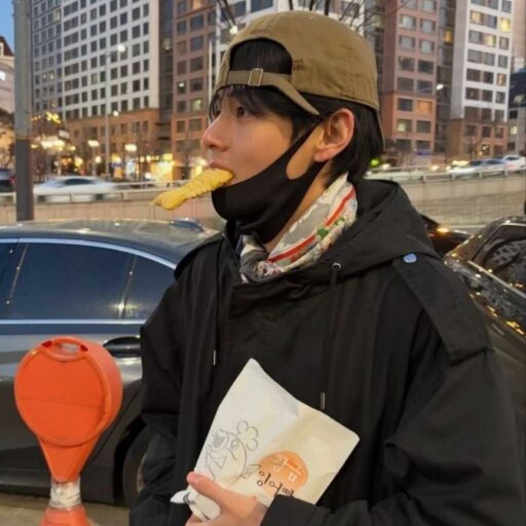 BTSのV、日本語にも注目！たい焼きを頬張る姿から親友パク・ヒョンシクとの腕組みショットも…近況が話題