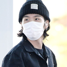 【PHOTO】BTS（防弾少年団）のSUGA、スケジュールのため日本へ出国！ニット帽姿で登場（動画あり）