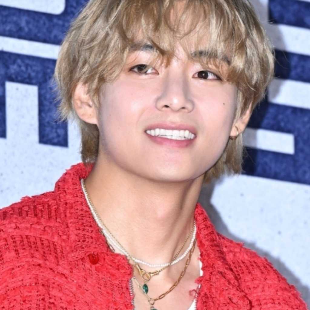 BTSのV、ゴルフ場で敬礼？キュートなファッション&セルフショットにファン歓喜