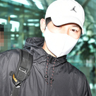 【PHOTO】ソン・ジュンギ、海外スケジュールのためインドネシアへ出国…手を振って挨拶（動画あり）