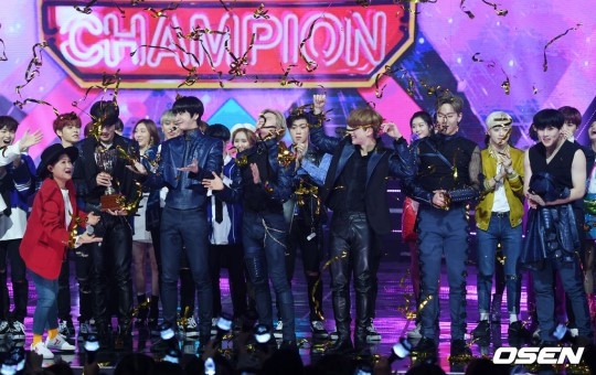 PHOTO】MONSTA X、2/27放送「SHOW CHAMPION」で1位を獲得…公約はほっぺ